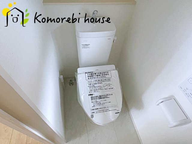 桶川市加納6期　新築一戸建て　グラファーレ　24のトイレ|2階にもトイレがあることで、朝の混雑が解消し生活動線がスムーズに。新築ならではの間取り設計で、毎日の“プチストレス”が驚くほど減ります。