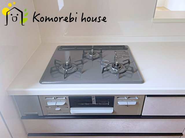 桶川市加納6期　新築一戸建て　グラファーレ　24のキッチン|同時調理が叶う3口コンロと便利なグリル付き。忙しい朝のお弁当作りも、夕食の複数メニューもスムーズにこなせる頼れる設備です。