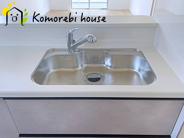 桶川市加納6期　新築一戸建て　グラファーレ　24のキッチン|浄水器一体型で、いつでも美味しいお水がそのまま使えるキッチンシンク。料理やコーヒーづくり、炊飯にも安心して利用でき、毎日の食卓が少し豊かに。
