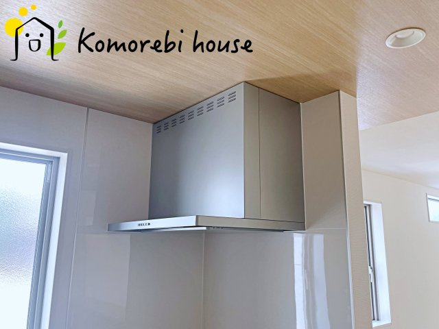 桶川市加納6期　新築一戸建て　グラファーレ　24のキッチン|吸引力の高いレンジフードが煙や匂いを素早く排出。揚げ物や炒め物も気兼ねなくでき、リビングに匂いを残しません。