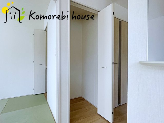 桶川市加納6期　新築一戸建て　グラファーレ　24の収納|コートやシャツもシワなく掛けられて毎日の身支度がスムーズ。見せたくないものは隠しつつ、使いやすさと整理整頓の両方を叶えます。