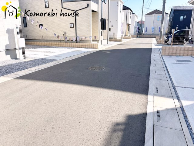 桶川市加納6期　新築一戸建て　グラファーレ　24の前面道路含む現地写真|前面道路は幅員ゆったりで車の出し入れもスムーズ。静かな住宅街に建つ新築戸建てです。