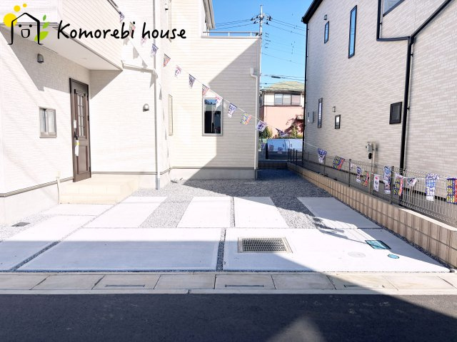 桶川市加納6期　新築一戸建て　グラファーレ　24の駐車場| 
 	
敷地内に普通車1台分の駐車スペースを確保。前面道路との動線も良く、毎日の停めやすさを重視した配置です。