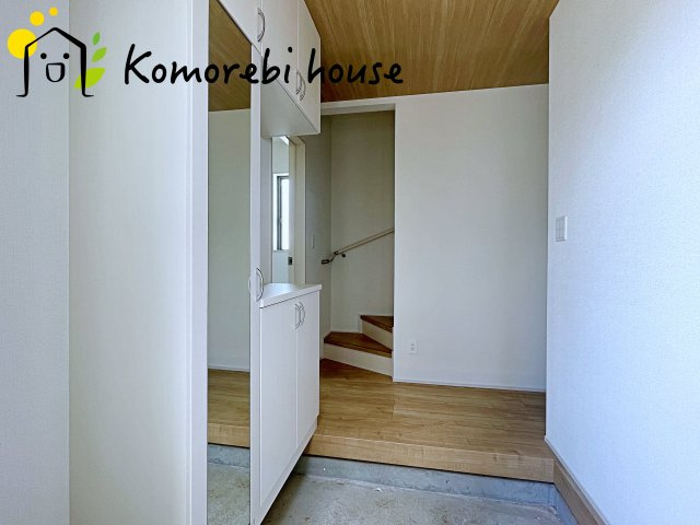 桶川市加納6期　新築一戸建て　グラファーレ　24の玄関|玄関から快適な生活が始まる。収納・導線・使い勝手に配慮された、家族に優しい設計です。