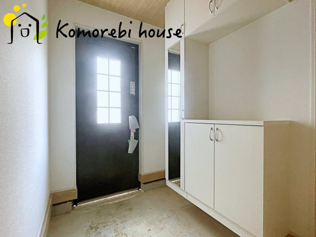 桶川市加納6期　新築一戸建て　グラファーレ　24の玄関|明るく使いやすい玄関で、家族の生活をスムーズに。収納や導線も配慮された万能空間です。