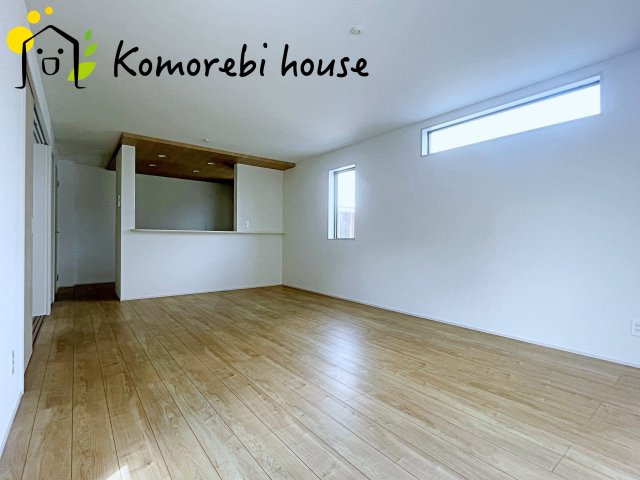 桶川市加納6期　新築一戸建て　グラファーレ　24の居間・リビング|縦に広がるLDKは、空間を効率的に使える設計。キッチンからリビング、ダイニングまで家族の気配を感じられます。