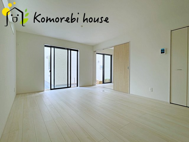 桶川市加納6期　新築一戸建て　グラファーレ　25の居間・リビング|縦に広がるLDKは、空間を効率的に使える設計。キッチンからリビング、ダイニングまで家族の気配を感じられます。