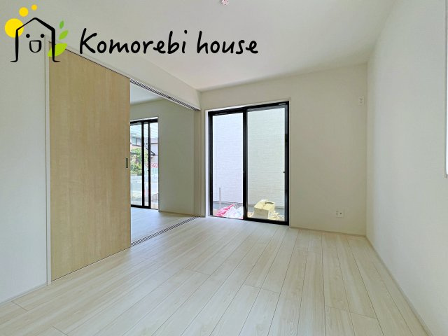 桶川市加納6期　新築一戸建て　グラファーレ　25の洋室|最近の新築住宅は窓まわりの性能が大きく進化しています。複層ガラスに、樹脂とアルミを組み合わせた断熱性の高いハイブリッドサッシを採用。