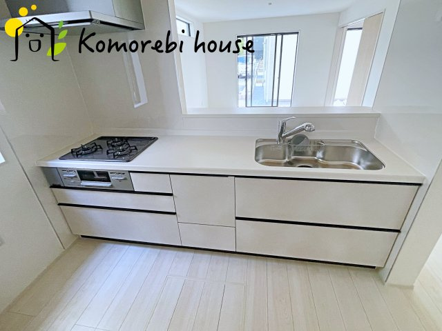 桶川市加納6期　新築一戸建て　グラファーレ　25のキッチン|収納豊富なキッチンで、食器や調理器具もすっきり整理。毎日の料理が楽しくなる空間です。