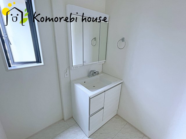 桶川市加納6期　新築一戸建て　グラファーレ　25の独立洗面台|シンプルで洗練されたデザインの洗面台は、空間をすっきり見せる上質な存在。毎日のケア時間を心地よく過ごせる、上品な仕上がりです。