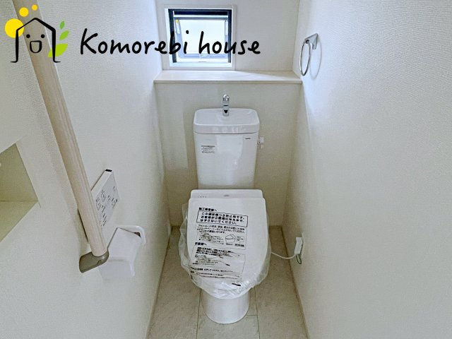 桶川市加納6期　新築一戸建て　グラファーレ　25のトイレ|温水洗浄機能（ウォシュレット）標準装備で、毎日のトイレ時間がより快適に。やさしい温水洗浄で清潔を保てるだけでなく、冬場のヒヤッと感を軽減する暖房便座も嬉しいポイント。