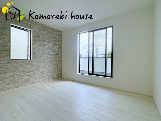 桶川市加納6期　新築一戸建て　グラファーレ　25の寝室|一日の疲れをゆっくり癒せる主寝室は、ベッドを置いてもゆとりある広さが魅力。収納完備で衣類もスッキリ収まり、静かで落ち着いた空間が快適な眠りをサポートします。