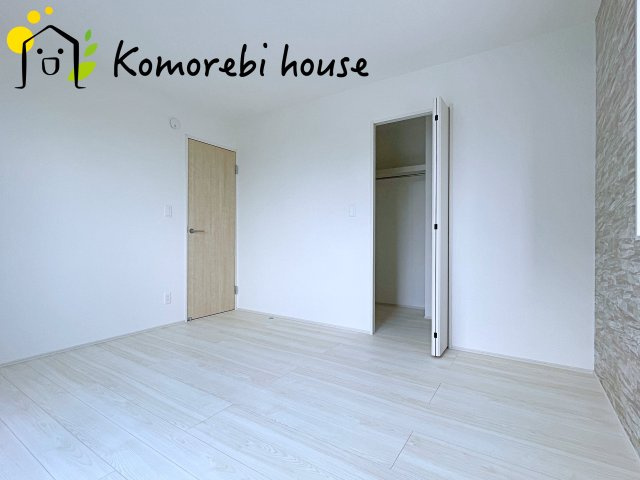 桶川市加納6期　新築一戸建て　グラファーレ　25の寝室|寝室にはゆとりのある広さがあり、大きめのベッドも余裕をもって配置できます。
実際に内覧いただければ、サイズ感もよりイメージしやすいと思います。採寸もその場でご協力いたしますので、ぜひお確かめください。