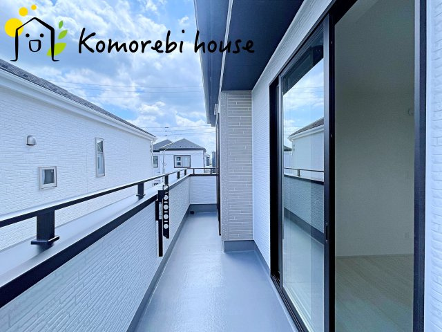 桶川市加納6期　新築一戸建て　グラファーレ　25のバルコニー|防水施工がしっかりと施されたバルコニーで、雨の日も安心。長く使える耐久性を備えたメンテナンスしやすい仕様です。