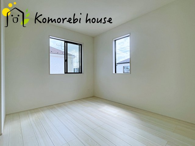 桶川市加納6期　新築一戸建て　グラファーレ　25の洋室|明るい光が差し込む洋室は、寝室・子ども部屋・ワークスペースなど多用途に使える自由度の高い空間。家具の配置もしやすく、暮らしに合わせて柔軟に活用できます。