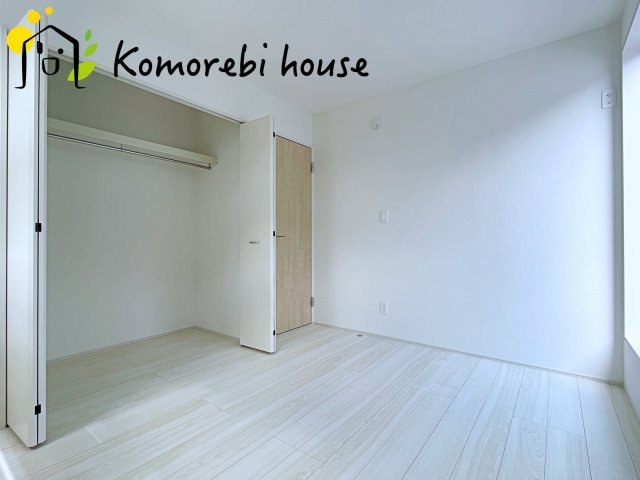 桶川市加納6期　新築一戸建て　グラファーレ　25の子供部屋|最近の新築住宅は窓まわりの性能が大きく進化しています。複層ガラスに、樹脂とアルミを組み合わせた断熱性の高いハイブリッドサッシを採用。