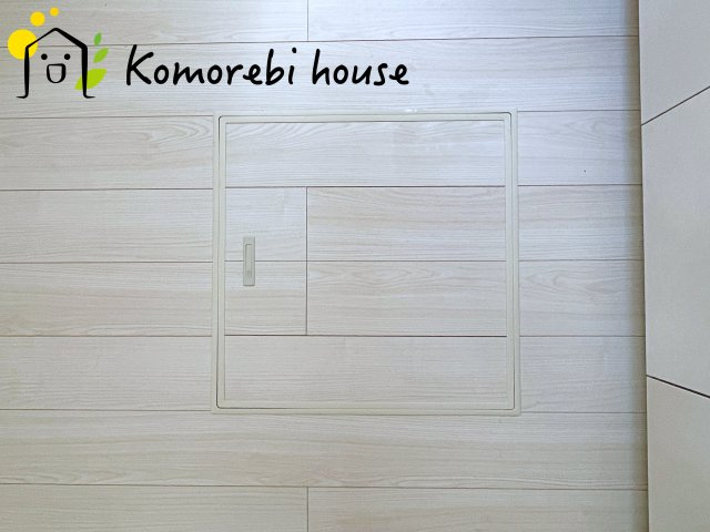 桶川市加納6期　新築一戸建て　グラファーレ　25の内装|調味料やストック食材、非常用品までまとめてしまえる床下収納。キッチン周りがすっきり片付き、必要な時にさっと取り出せる“賢い収納スペース”として毎日の家事を支えます。