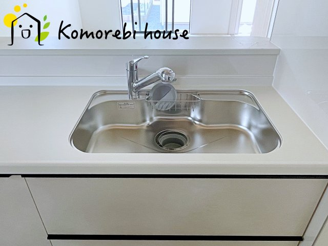 桶川市加納6期　新築一戸建て　グラファーレ　25のキッチン|浄水器一体型で、いつでも美味しいお水がそのまま使えるキッチンシンク。料理やコーヒーづくり、炊飯にも安心して利用でき、毎日の食卓が少し豊かに。