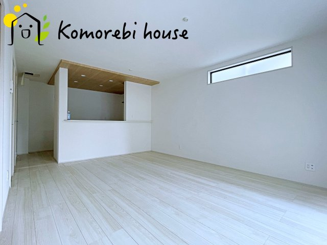 桶川市加納6期　新築一戸建て　グラファーレ　25の居間・リビング|高性能窓と断熱材を採用したLDKで、冷暖房効率アップ。家族が集まる時間も快適に過ごせるリビングです。