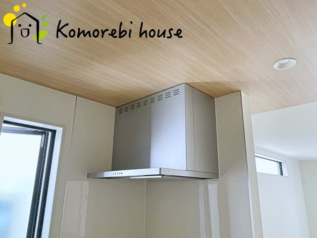 桶川市加納6期　新築一戸建て　グラファーレ　25のキッチン|吸引力の高いレンジフードが煙や匂いを素早く排出。揚げ物や炒め物も気兼ねなくでき、リビングに匂いを残しません。