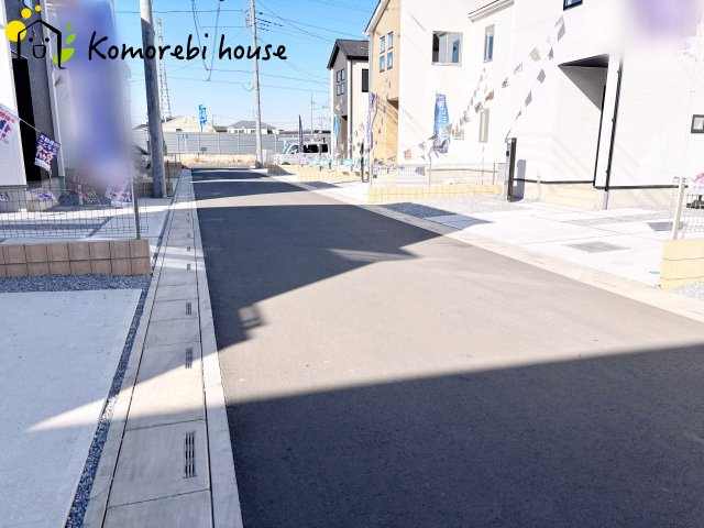 桶川市加納6期　新築一戸建て　グラファーレ　25の前面道路含む現地写真|分譲地内の交通量少なめの道路沿い。小さなお子さまのいるご家庭も安心して暮らせる、穏やかな住環境です。