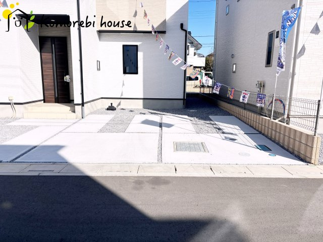 桶川市加納6期　新築一戸建て　グラファーレ　25の駐車場|車2台をゆったり駐車できる広さを確保。ご夫婦で車を所有する方にもうれしい間取りです。