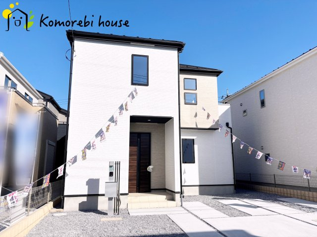 桶川市加納6期　新築一戸建て　グラファーレ　25の外観|美しい街並みが広がる分譲地に建つ戸建て住宅。快適性と耐久性を兼ね備え、長く愛せる暮らしが叶います。ゆとりある住環境で家族の毎日がもっと豊かに。