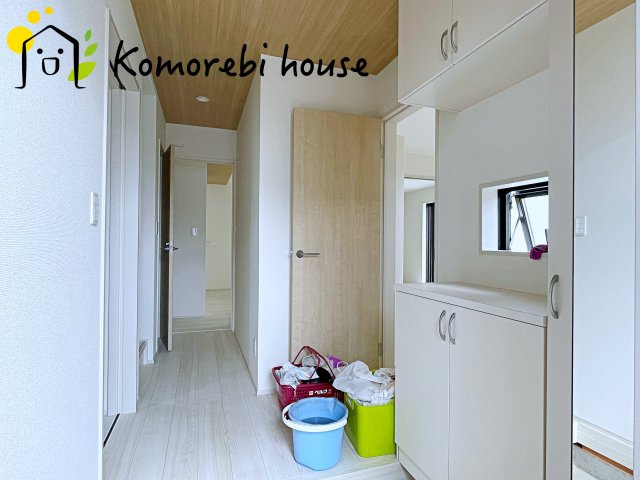 桶川市加納6期　新築一戸建て　グラファーレ　25の玄関|玄関から快適な生活が始まる。収納・導線・使い勝手に配慮された、家族に優しい設計です。