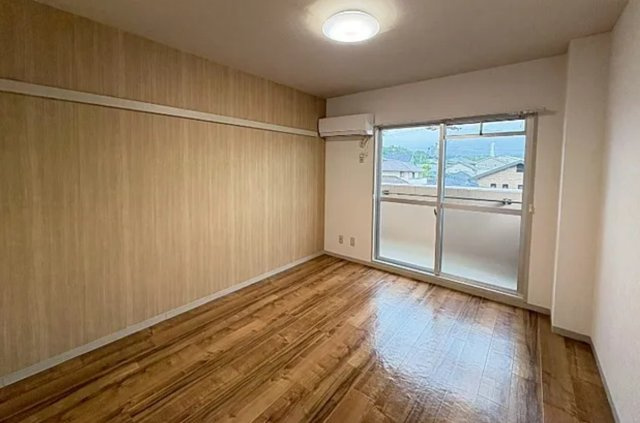 三重県名張市　1棟投資マンションの洋室