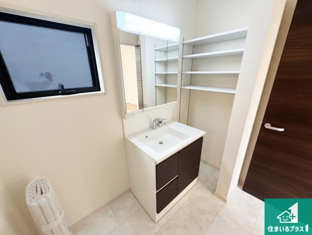 豊中市本町　第4期　新築一戸建ての独立洗面台|清潔感のある洗面台です。フラットな鏡は掃除がしやすく毎日清潔！鏡裏には収納があるのでスッキリとした洗面台が保てます。