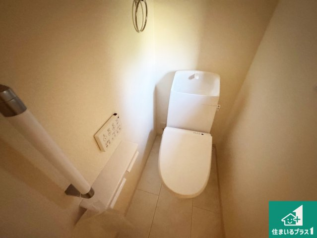 豊中市本町　第4期　新築一戸建てのトイレ|1・2階の2ヶ所にあるので、朝の忙しい時間の順番待ちもなく、深夜の利用にも大変便利です。