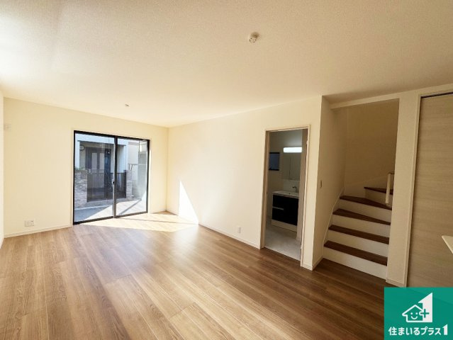 豊中市本町　第4期　新築一戸建ての居間・リビング|日当たり良好の明るいリビングで朝の目覚めもスッキリできそう！対面キッチンでご家族のコミュニケーションも自然と増える設計！小さなお子様が遊ぶスペースを作っても広々とくつろげるLDK！