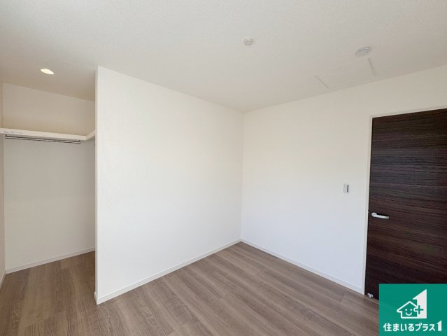 豊中市本町　第4期　新築一戸建ての洋室|シンプルな洋室は、自分好みのインテリアが楽しめます♪ご家族とインテリアや家具を選びに行くのは新築購入時の醍醐味の一つです。ぜひお楽しみください♪