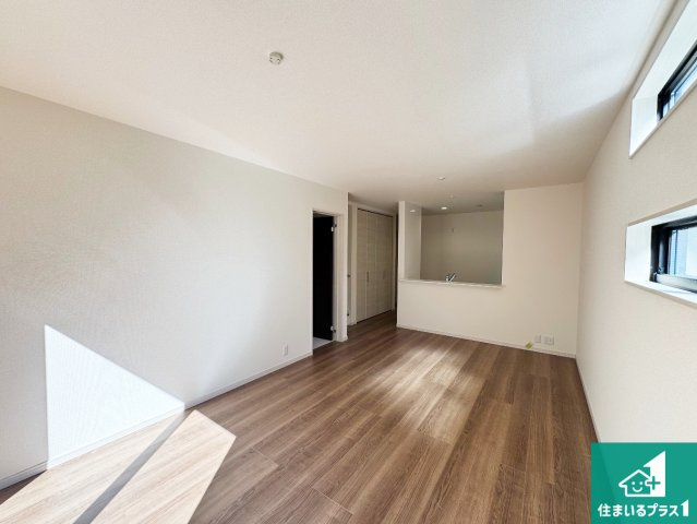 豊中市本町　第4期　新築一戸建ての居間・リビング|シンプルなリビングは、観葉植物等のインテリアを楽しめますね！パパ好みにも、ママ好みにも家具次第で雰囲気を変えることができます！