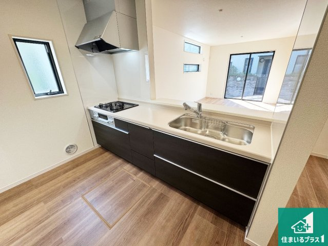 豊中市本町　第4期　新築一戸建てのキッチン|リビングと統一感があり、使い勝手のいいキッチン。広々としているので、二人並んで作業が出来ちゃいます。お子様と一緒に色々なお料理に挑戦できるスペースがあります。