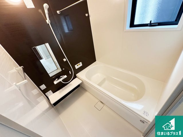 豊中市本町　第4期　新築一戸建ての浴室|足をゆったり伸ばして寛げる浴槽です。窓が設けられていますので差し込む光が明るく穏やかな雰囲気にしてくれます♪浴室乾燥機も設置しているので、雨の日の洗濯物も安心です♪