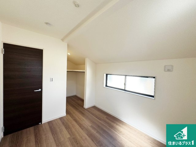 豊中市本町　第4期　新築一戸建ての洋室|ウォークインクローゼット付きで生活スペースもスッキリできます。各居室にも収納がありますので、お子様の衣類やおもちゃなどもしっかり収納できます。
