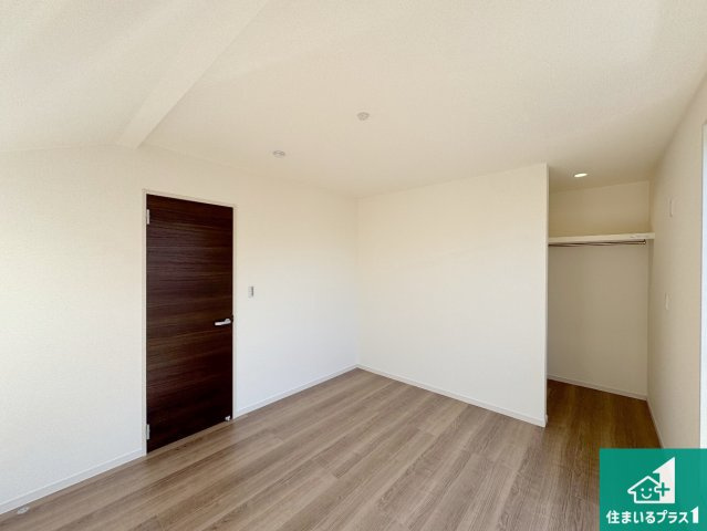 豊中市本町　第4期　新築一戸建ての洋室|ウォークインクローゼット付きで生活スペースもスッキリできます。各居室にも収納がありますので、お子様の衣類やおもちゃなどもしっかり収納できます。
