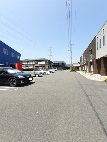 グランド　ソレイユ弐番館の駐車場