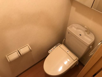 【トイレ】 | フローリィ・パルク・ヴィーブル | 冬も快適な温水便座　上部棚あり