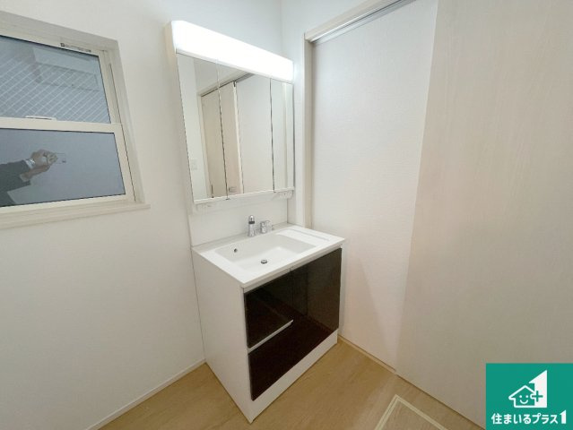 高槻市野田　第9期　新築一戸建ての独立洗面台|清潔感のある洗面台です。フラットな鏡は掃除がしやすく毎日清潔！鏡裏には収納があるのでスッキリとした洗面台が保てます。