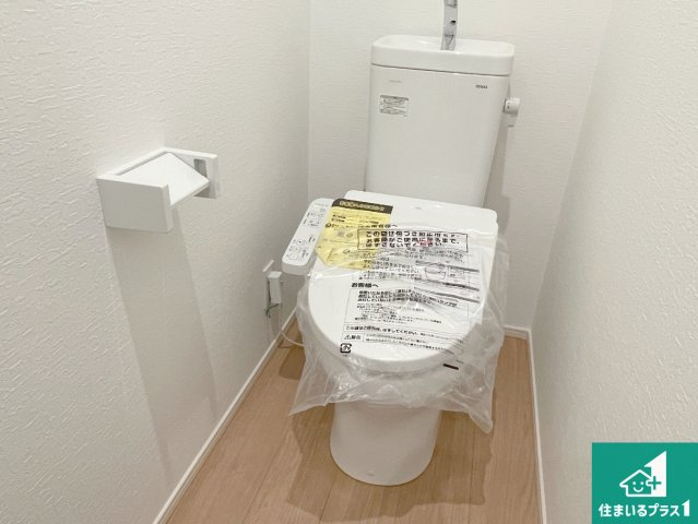 高槻市野田　第9期　新築一戸建てのトイレ|1・2階の2ヶ所にあるので、朝の忙しい時間の順番待ちもなく、深夜の利用にも大変便利です。