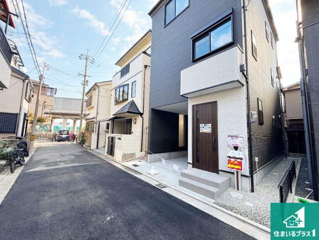 高槻市野田　第9期　新築一戸建ての前面道路含む現地写真|周辺は閑静な住宅街！前面道路広々で車の出し入れも便利です。駐車が苦手な方でも安心して車庫入れできます！