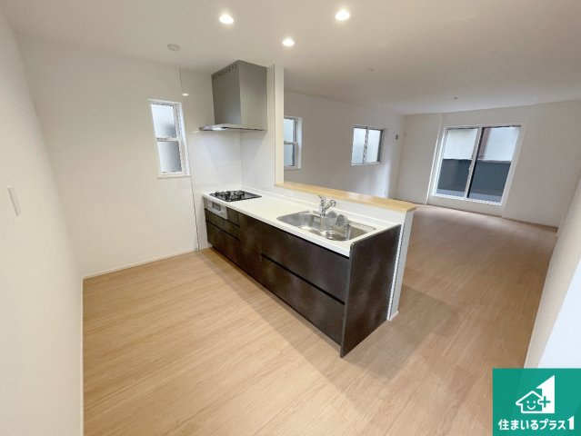 高槻市野田　第9期　新築一戸建ての居間・リビング|日当たり良好の明るいリビングで朝の目覚めもスッキリできそう！対面キッチンでご家族のコミュニケーションも自然と増える設計！小さなお子様が遊ぶスペースを作っても広々とくつろげるLDK！