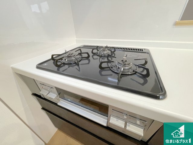 高槻市野田　第9期　新築一戸建ての設備|ダブル高火力Ｓｉセンサー付きコンロ！３口あるので、まとめて料理をする時も大活躍！