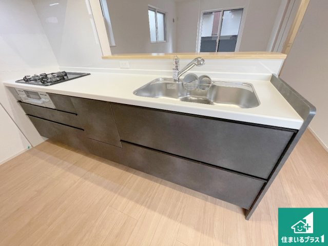 高槻市野田　第9期　新築一戸建てのキッチン|リビングと統一感があり、使い勝手のいいキッチン。広々としているので、二人並んで作業が出来ちゃいます。お子様と一緒に色々なお料理に挑戦できるスペースがあります。