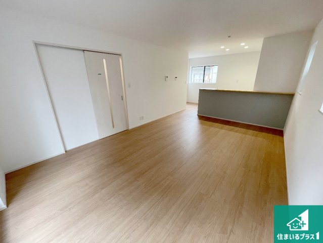 高槻市野田　第9期　新築一戸建ての居間・リビング|シンプルなリビングは、観葉植物等のインテリアを楽しめますね！パパ好みにも、ママ好みにも家具次第で雰囲気を変えることができます！