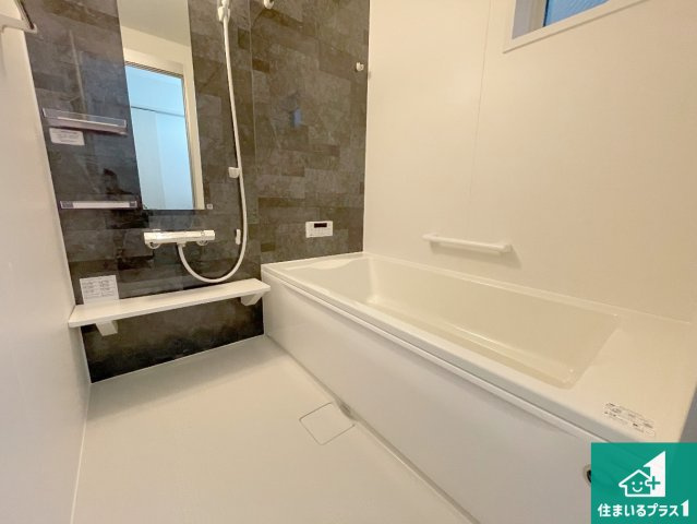 高槻市野田　第9期　新築一戸建ての浴室|足をゆったり伸ばして寛げる浴槽です。窓が設けられていますので差し込む光が明るく穏やかな雰囲気にしてくれます♪浴室乾燥機も設置しているので、雨の日の洗濯物も安心です♪