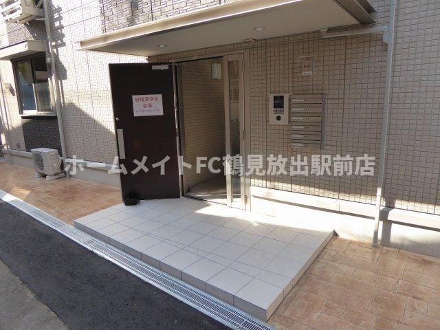 大阪市城東区諏訪１丁目のアパートのエントランス