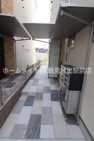 大阪市鶴見区茨田大宮４丁目のアパートのエントランス